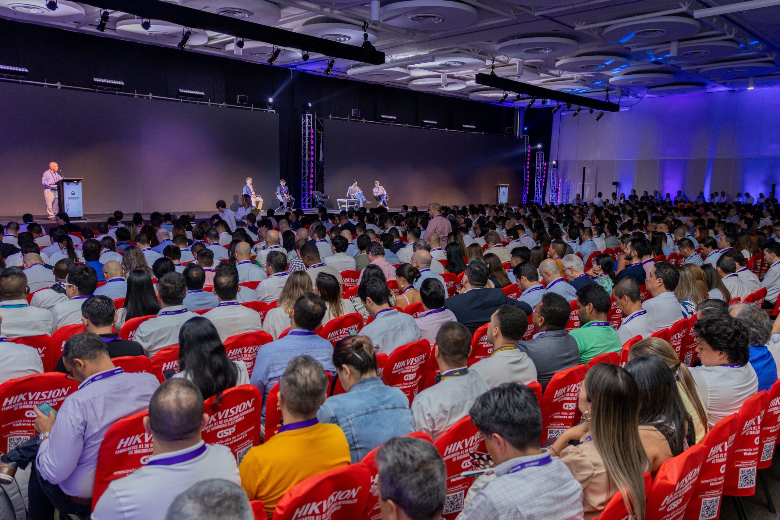 Zoholics es un evento tecnológico que se llevará a cabo entre el 25 y 26 de noviembre. En el cual varios empresarios, emprendedores y usuarios se reunirán en torno a las tendencias tecnológicas que se están desarrollando.