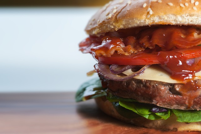 La hamburguesa está elaborada con carne de cerdo desmechada, acompañada de salsas BBQ y miel mostaza, servida en un suave pan brioche y acompañada de pepinillos frescos. Este producto se distingue por su jugosidad y por ofrecer una experiencia única a los consumidores que buscan nuevas opciones culinarias en el menú de Burger King.