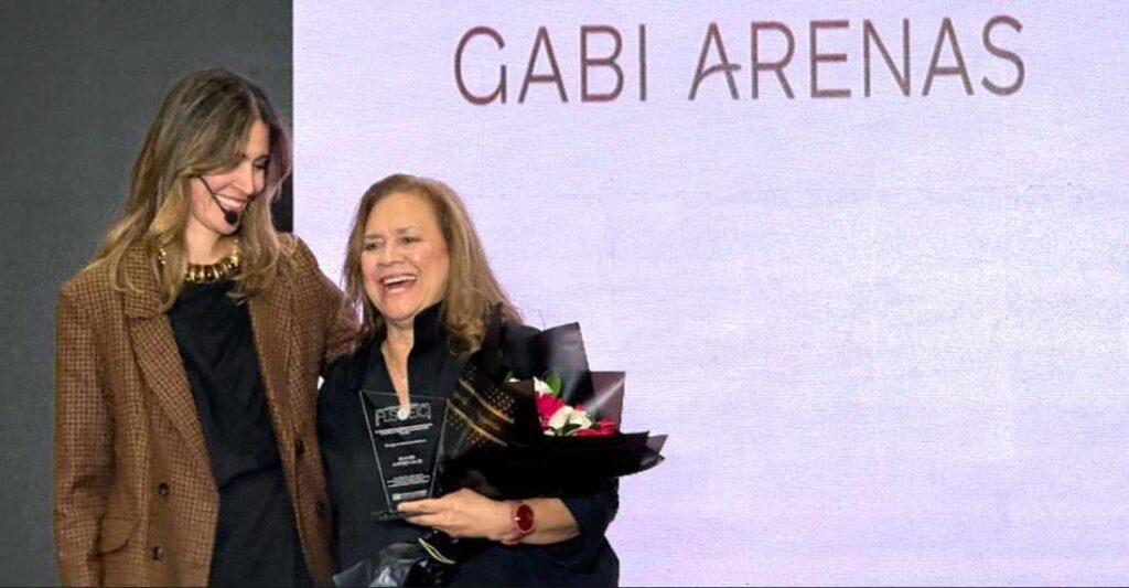 Reconocimiento a Gabi Arenas por 30 años de trayectoria en la industria del cuero