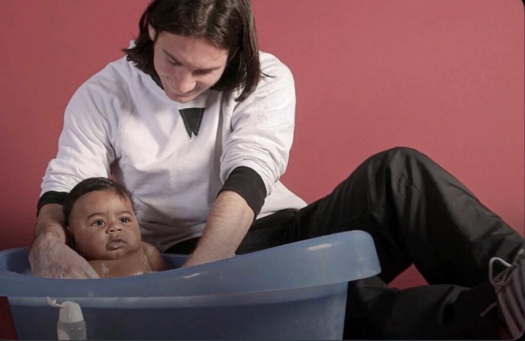 La foto del azar; Messi bañando a Lamine Yamal